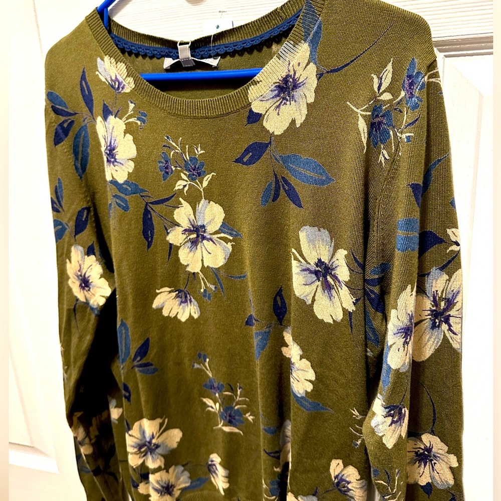 DanielRainn light olive sweater with white/blue/lavender flowers.